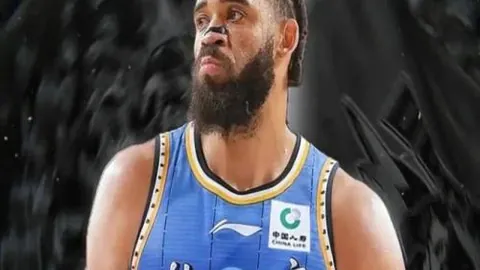 11岁少女篮球绝技惊艳全场！